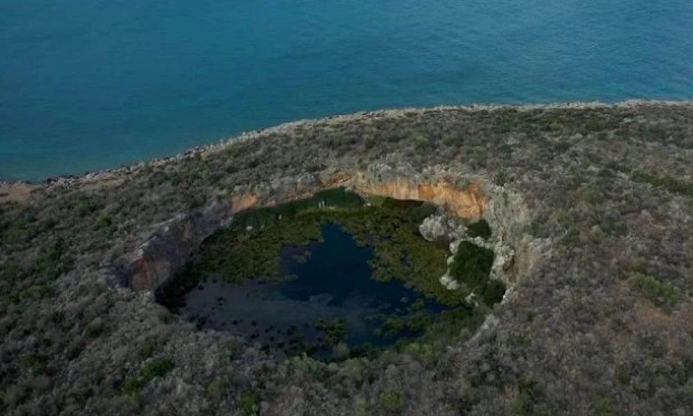 Η βυθισμένη αρχαία γέφυρα και ο κρατήρας με τα νούφαρα